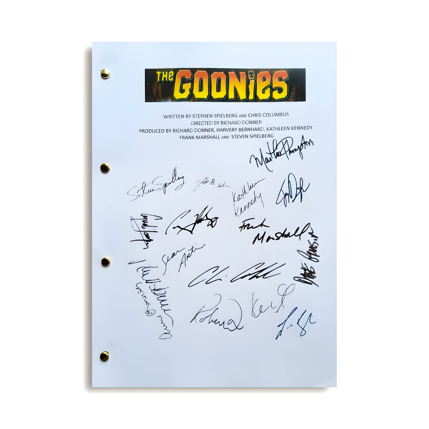 Portada del guion de Los goonies con las firmas de 15 miembros del  elenco