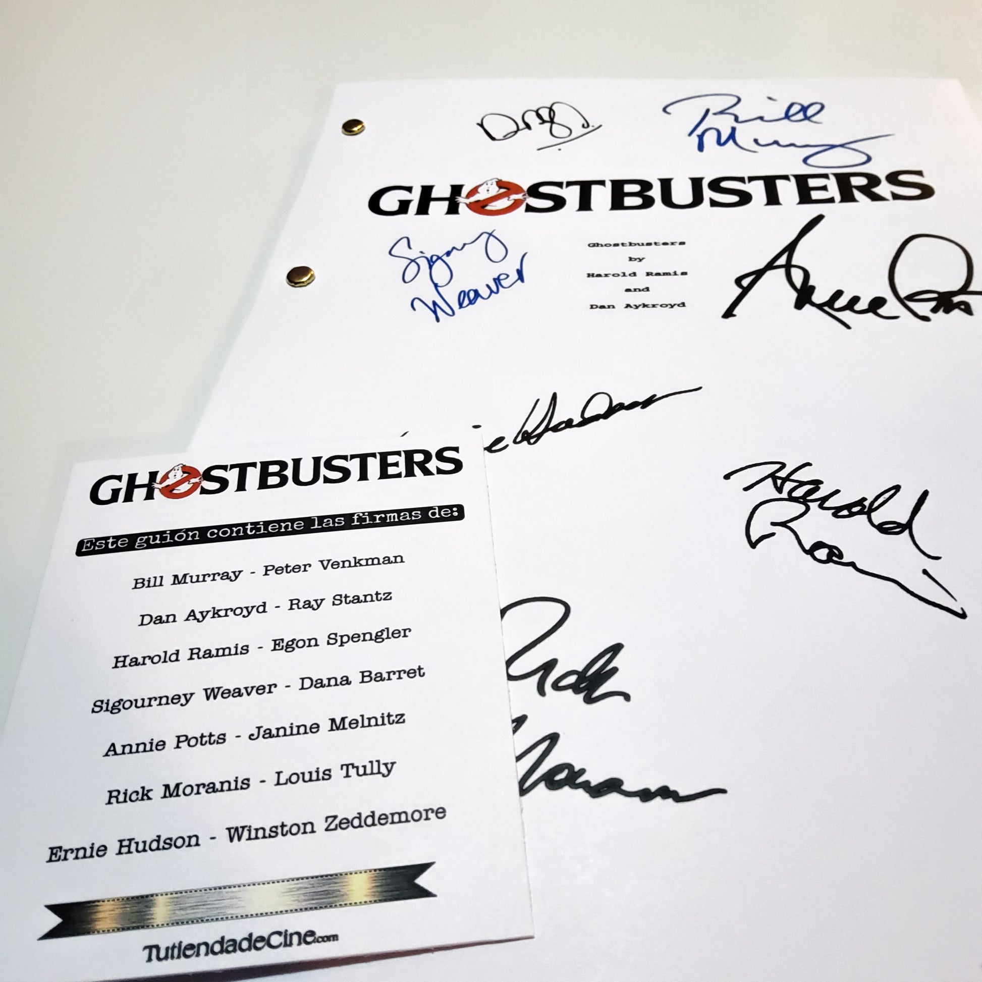 Porta del guion y tarjeta descriptiva de las firmas de los actores que aparecen en la portada de Ghostbusters. tutiendadecine.com