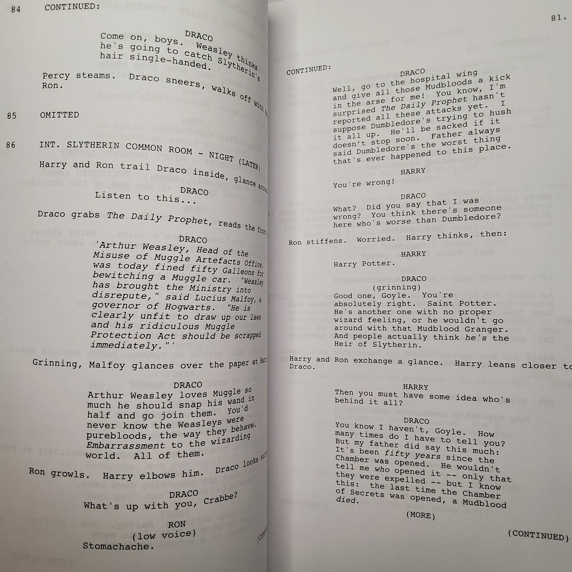 Interior del guion de hp y la camara secreta firmado por 15 miembros del elenco. tutiendadecine.com
